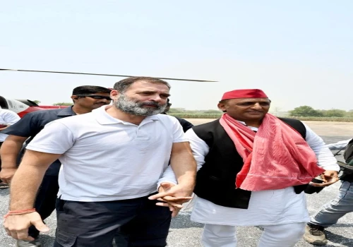 Congress leader Rahul Gandhi and Samajwadi Party chief Akhilesh Yadav at a joint press conference in Kanpur.